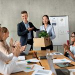 Koledzy witają kobietę, która zmieniła pracę